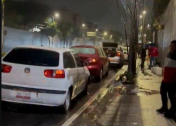 Bache en Constituyentes deja más de 20 autos dañados
