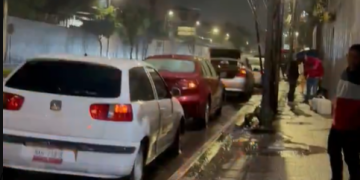 Bache en Constituyentes deja más de 20 autos dañados