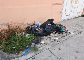¡Cayó la ley! En Toluca van tres personas detenidas por tirar basura en la calle