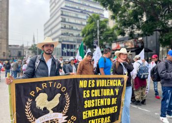 Marchan miles de personas en la capital del país para evitar la desaparición de las peleas de gallos