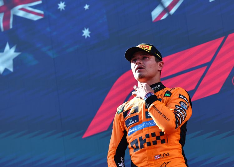 SPIELBERG (Austria), 29/06/2025.- First-placed McLaren driver Lando Norris of Britain poses on the podium after the Formula 1 Austrian Grand Prix at the Red Bull Ring racetrack in Spielberg, Austria, 29 June 2025. (Fórmula Uno, Reino Unido) EFE/EPA/ANNA SZILAGYI