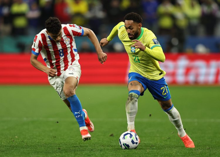 AMDEP7104. SAO PAULO (BRASIL), 10/06/2025.- Matheus Cunha (d) de Brasil disputa el balón conDiego Gómez (i) de Paraguay este martes, en un partido por las eliminatorias sudamericanas para el Mundial 2026 entre las selecciones de Brasil y Paraguay en el estadio Neo Química Arena en Sao Paulo (Brasil). EFE/ Isaac Fontana