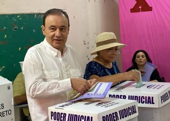 Gobernador Alfonso Durazo emite voto en elección judicial