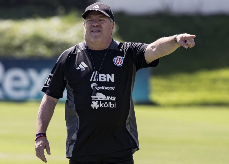 AME2940. SAN JOSÉ (COSTA RICA), 03/06/2025.- El entrenador de la selección de fútbol de Costa Rica, Miguel Herrera, dirige un entrenamiento este martes, en San José (Costa Rica). La selección de fútbol de Costa Rica entrenó con el equipo completo con la mira puesta en los partidos eliminatorios al Mundial de 2026 contra Bahamas y Trinidad y Tobago, en los que buscará sellar su clasificación a la siguiente ronda. EFE/ Jeffrey Arguedas