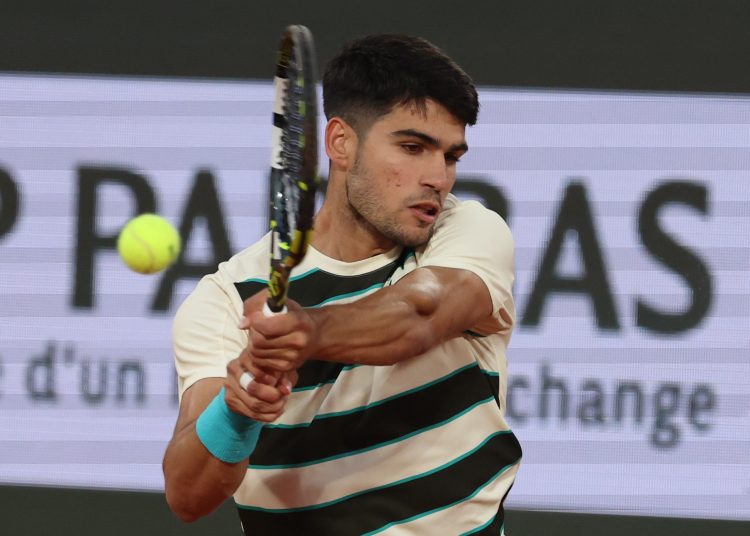PARIS (France), 03/06/2025.- Carlos Alcaraz of Spain in action during the Men's quarterfinals match against Tommy Paul of the USA at the French Open Grand Slam tennis tournament at Roland Garros in Paris, France, 03 June 2025. (Tenis, Abierto, Francia, España) EFE/EPA/MOHAMMED BADRA