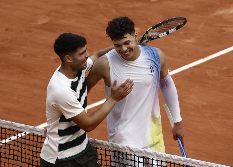 PARIS (France), 01/06/2025.- Carlos Alcaraz of Spain (L) reacts with Ben Shelton of USA after winning his Men's 4th round match at the French Open Grand Slam tennis tournament at Roland Garros in Paris, France, 01 June 2025. (Tenis, Abierto, Francia, España) EFE/EPA/YOAN VALAT
