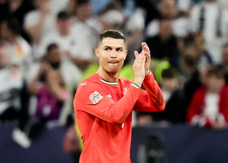 Munich (Germany), 04/06/2025.- Cristiano Ronaldo of Portugal greets supporters as he leaves the pitch after being substituted during the UEFA Nations League semi-final soccer match between Germany and Portugal, in Munich, Germany, 04 June 2025. (Alemania) EFE/EPA/RONALD WITTEK
