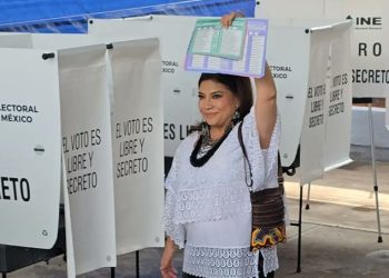 Clara Brugada acude a votar en Iztapalapa