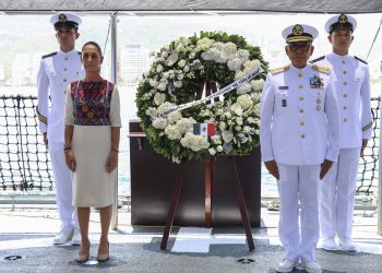 Sheinbaum rinde homenaje a cadetes fallecidos en accidente del Buque Escuela