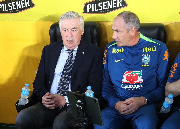 AME3549. GUAYAQUIL (ECUADOR), 05/06/2025.- El entrenador de Brasil, Carlo Ancelotti (i), asiste este jueves, a un partido de las eliminatorias sudamericanas para el Mundial de 2026 entre  las selecciones de Ecuador y Brasil en el estadio Monumental Isidro Romero Carbo en Guayaquil (Ecuador). EFE/ José Jacome