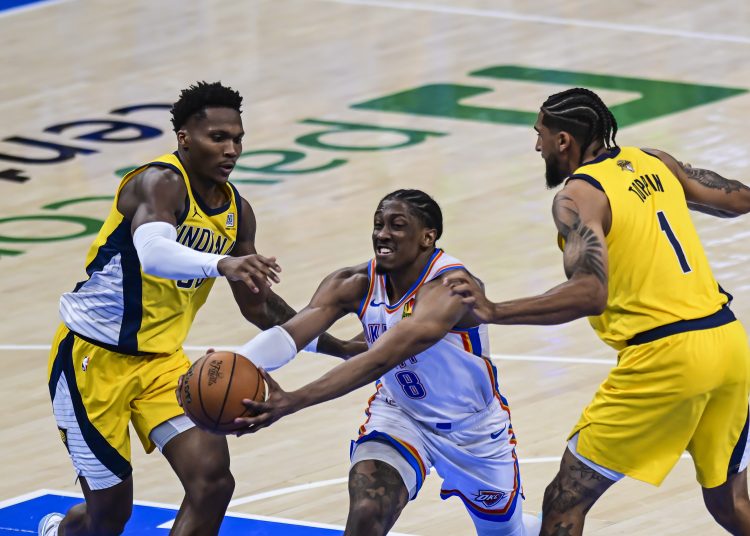 OKLAHOMA CITY (United States), 17/06/2025.- Oklahoma City Thunder forward Jalen Williams (C) shoots against Indiana Pacers forward Obi Toppin (R) during the second half of game five of the NBA finals between the Oklahoma City Thunder and the Indiana Pacers at the Paycom Center in Oklahoma City, Oklahoma, USA, 16 June 2025. (Baloncesto) EFE/EPA/MANUELA SOLDI SHUTTERSTOCK OUT