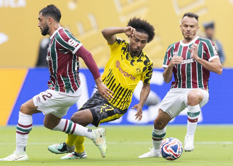EAST RUTHERFORD (United States), 17/06/2025.- Borussia Dortmund's Karim Adeyemi (C) and Fluminense's Gabriel Fuentes (L) and Rene (R) in action during the FIFA Club World Cup 2025 soccer match between Fluminense and Borussia Dortmund in East Rutherford, New Jersey, USA, 17 June 2025. (Mundial de Fútbol) EFE/EPA/JUSTIN LANE