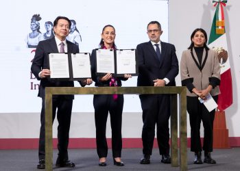 Sheinbaum firma decretos en beneficio de los maestros