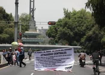 CNTE cumple tres semanas de bloqueos