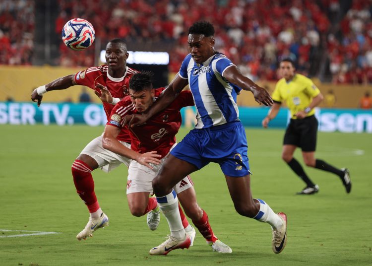 EAST RUTHERFORD (United States), 24/06/2025.- Aliou Dieng (L), of Al Ahly, Achraf Dari (C), of Al Ahly, in action against Samu Aghehowa (R), of Porto during the second half of the FIFA Club World Cup 2025 match between Porto and Al Ahly in East Rutherford, New Jersey, USA, 23 June 2025. (Mundial de Fútbol) EFE/EPA/JUSTIN LANE