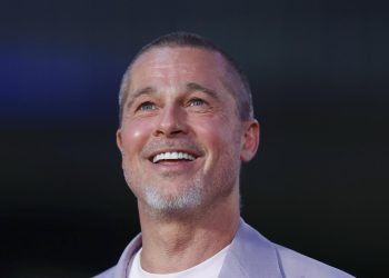 Brad Pitt acelera corazones en alfombra roja de “F1”