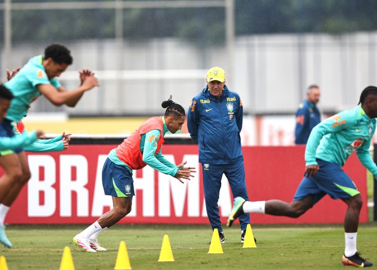 AME2800. SAO PAULO (BRASIL), 03/06/2025.- El entrenador de la selección brasileña, Carlo Ancelotti (c), dirige un entrenamiento este martes, en São Paulo (Brasil). Brasil se prepara para el partido de clasificación para el Mundial de 2026 contra Ecuador. EFE/ Isaac Fontana