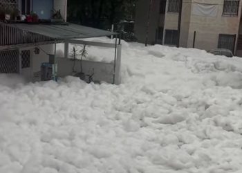 Vecinos denuncian desbordamiento y espuma por lluvias en Naucalpan; Conagua niega desbordamiento
