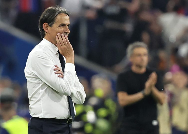 Munich (Germany), 31/05/2025.- Inter head coach Simone Inzaghi watches from the touchline during the UEFA Champions League final between Paris Saint-Germain and Internazionale Milano in Munich, Germany 31 May 2025. (Liga de Campeones, Alemania) EFE/EPA/RONALD WITTEK