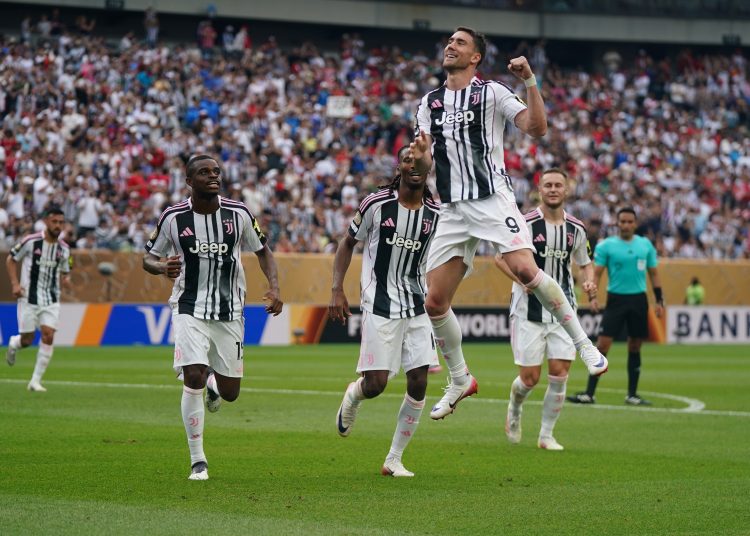 PHILADELPHIA (United States), 22/06/2025.- Dusan Vhahovic (C-R) of Juventus celebrates with his teammates after scoring the 4-1 goal during the FIFA Club World Cup 2025 soccer match between Juventus and Wydad AC in Philadelphia, Pennsylvania, USA, 22 June 2025. (Mundial de Fútbol, Filadelfia) EFE/EPA/WILL OLIVER