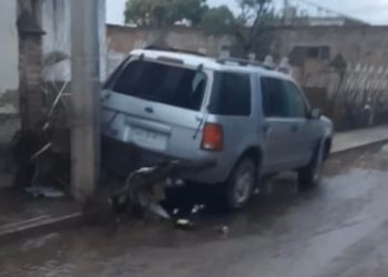 Bordo revienta y arrastra carros e inunda casas, en Guanajuato