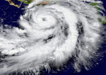 Erick se intensifica a huracán categoría 2; meteorólogos esperan que llegue a categoría 3