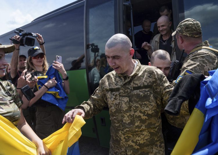 Un soldado ucraniano reacciona tras volver del cautiverio en un intercambio de prisioneros de guerra, en la región de Sumy, Ucrania, el 31 de mayo de 2024. (AP Foto/Evgeniy Maloletka)