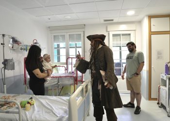 Johnny Depp visita un hospital infantil en Madrid vestido de Jack Sparrow