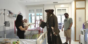 Johnny Depp visita un hospital infantil en Madrid vestido de Jack Sparrow