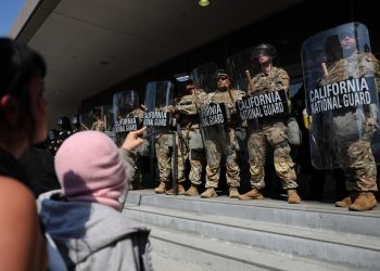 California pide a juez bloquear despliegue de tropas en Los Ángeles