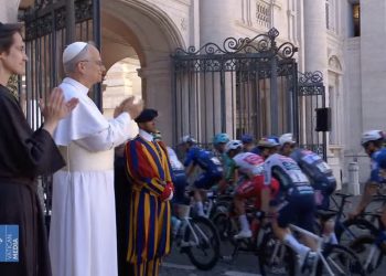 León XIV bendice a ciclistas del Giro de Italia