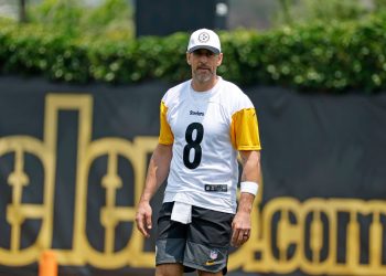 Los Pittsburgh Steelers anunciaron este lunes la renovación del contrato del 'quarterback' Aaron Rodgers, de 42 años, por una temporada y una cantidad estimada en 25 millones de dólares.