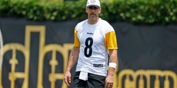 Los Pittsburgh Steelers anunciaron este lunes la renovación del contrato del 'quarterback' Aaron Rodgers, de 42 años, por una temporada y una cantidad estimada en 25 millones de dólares.