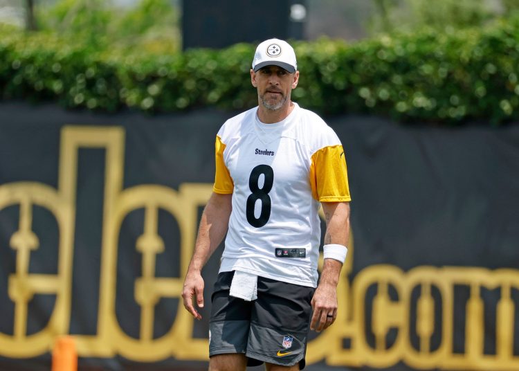 Los Pittsburgh Steelers anunciaron este lunes la renovación del contrato del 'quarterback' Aaron Rodgers, de 42 años, por una temporada y una cantidad estimada en 25 millones de dólares.