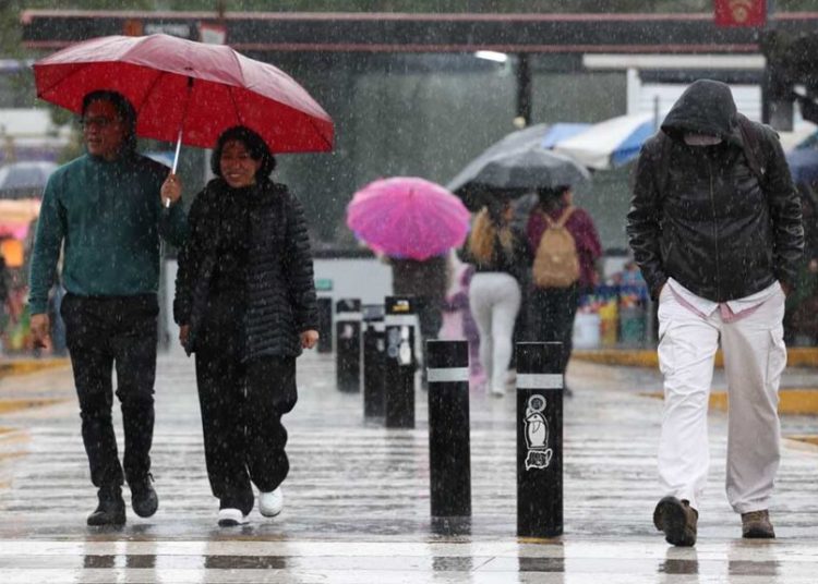 CIUDAD DE MÉXICO, 22JUNIO2025.- Lluvias de intensas a moderadas se dejaron sentir a lo largo de todo el domingo, esto como parte de los remanentes de la tormenta Erick. Los capitalinos que se atrevieron a salir a pesar de las condiciones meteorológicas tuvieron que sacr paraguas e impermeables. FOTO: MOISÉS PABLO/CUARTOSCURO.COM
