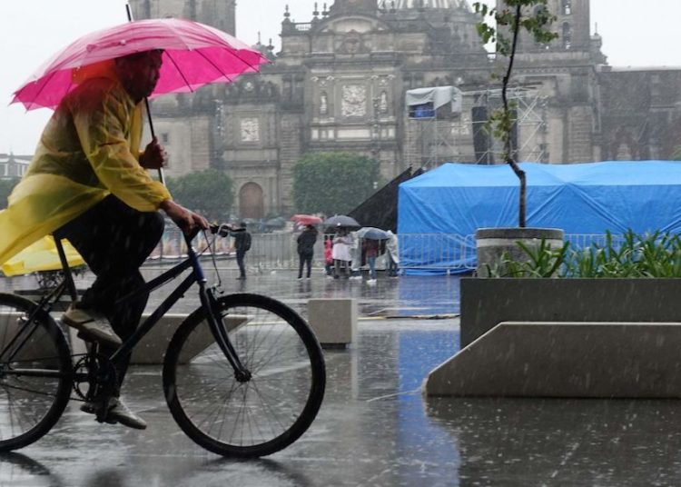 CIUDAD DE MÉXICO, 19JULIO2024.- Transuntes se cubren de las fuertes lluvias presentadas en el Centro de la capital.
FOTO: GRACIELA LÓPEZ/CUARTOSCURO.COM