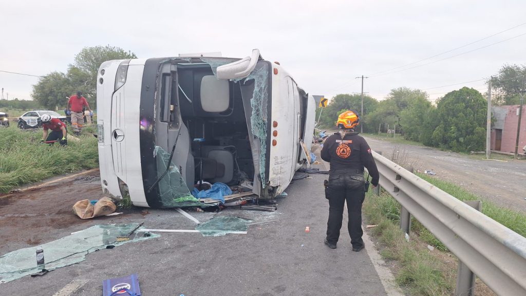 Tragedia carretera, 11 muertos y 21 heridos por volcadura de autobús en NL