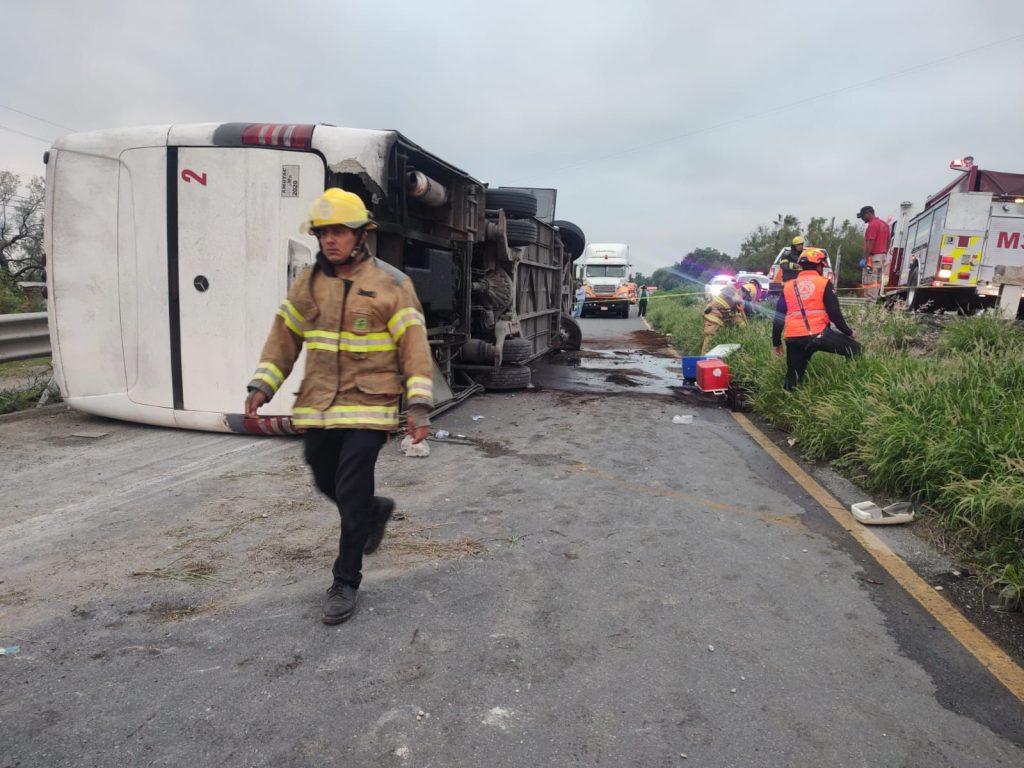 Tragedia carretera, 11 muertos y 21 heridos por volcadura de autobús en NL