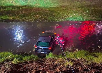 Rescatan a tres personas que intentaban cruzar un cuerpo de agua en Querétaro