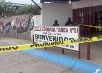 Ejecutan a mujer frente a su hijo en secundaria de Culiacán