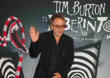 Famosos desfilan en alfombra roja de El Laberinto de Tim Burton