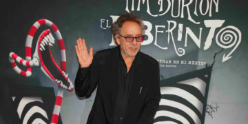 Famosos desfilan en alfombra roja de El Laberinto de Tim Burton