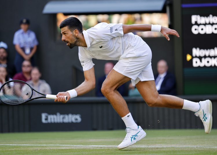 Wimbledon (United Kingdom), 09/07/2025.- Novak Djokovic of Serbia in action during his Men's Singles quarter-finals match against Flavio Cobolli of Italy at the Wimbledon Championships, Wimbledon, Britain, 09 July 2025. (Tenis, Italia, Reino Unido) EFE/EPA/TOLGA AKMEN EDITORIAL USE ONLY