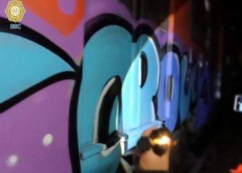 Detienen a grafitero por efectuar pintas en vagón del Metro CDMX