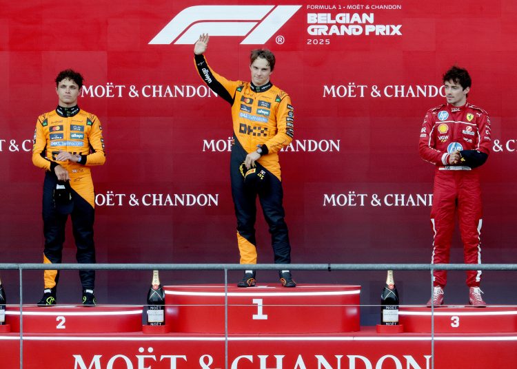 FRANCORCHAMPS (Blegium), 27/07/2025.- McLaren driver Oscar Piastri (C) of Australia waves on the podium after winning the 2025 Formula 1 Belgian Grand Prix at the Circuit de Spa-Francorchamps, Belgium, 27 July 2025. McLaren driver Lando Norris (L) of Britain placed second and Scuderia Ferrari driver Charles Leclerc (R) of Monaco third. (Fórmula Uno, Bélgica, Reino Unido) EFE/EPA/OLIVIER MATTHYS