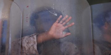 Detención migratoria en centro médico causa indignación en EU