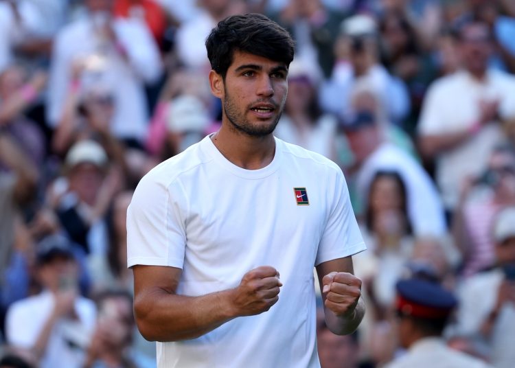 Wimbledon (United Kingdom), 08/07/2025.- Carlos Alcaraz of Spain celebrate winning his Men's quarterfinal match against Cameron Norrie of Britain at the Wimbledon Championships, Wimbledon, Britain, 08 July 2025. (Tenis, España, Reino Unido) EFE/EPA/NEIL HALL EDITORIAL USE ONLY
