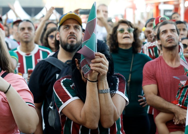 AME1533. RÍO DE JANEIRO (BRASIL), 08/07/2025.- Aficionados de Fluminense observan el partido del Mundial de Clubes entre Fluminense y Chelsea este martes, en la playa de Copacabana, Río de Janeiro (Brasil). EFE/ Antonio Lacerda