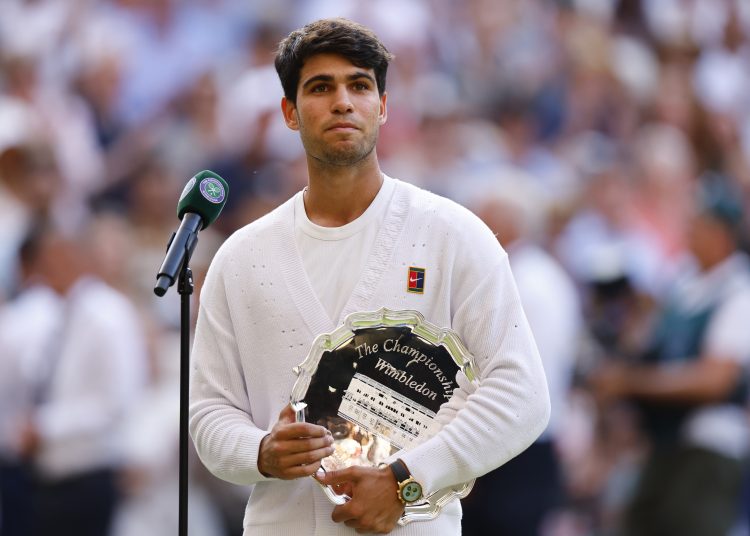 Wimbledon (United Kingdom), 13/07/2025.- Carlos Alcaraz of Spain reacts with his runner-up trophy after losing the Men's Singles final match against Jannik Sinner of Italy at the Wimbledon Championships, Wimbledon, Britain, 13 July 2025. (Tenis, Italia, España, Reino Unido) EFE/EPA/TOLGA AKMEN EDITORIAL USE ONLY