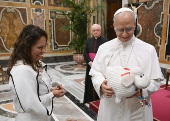 León XIV recibe a los jóvenes peruanos llegados para el Jubileo